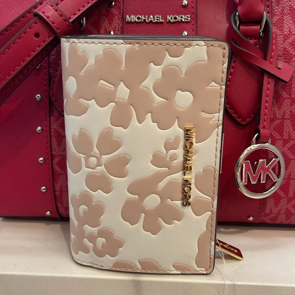 Michael Kors Jet Set Medium Floral Print Bi-Fold Wallet 
POWDER BLUSH
NWT - Picture 4 of 16